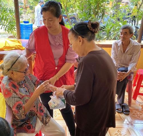 Khám bệnh, cấp thuốc miễn phí, trao quà cho bà con hộ nghèo xã Bình Phú, thành phố Bến Tre