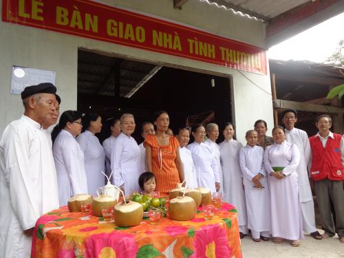 Bàn giao nhà tình thương do Ban Hành Thiện Họ đạo Tân Túc-TP Hồ Chí Minh tài trợ tại huyện Mỏ Cày Bắc