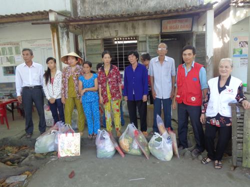 Câu lạc bộ nhân ái thuộc Hội Chữ thập đỏ tỉnh tặng quà cho hộ nghèo tại xã Ngãi Đăng huyện Mỏ Cày Nam    