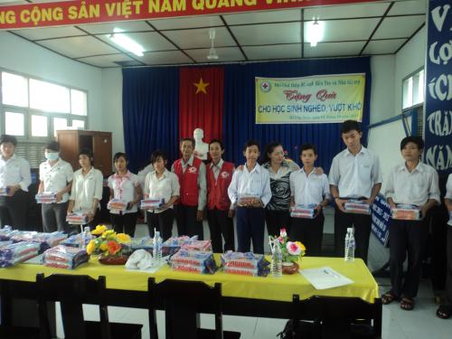 Hội Chữ thập đỏ Bệnh viện Nhân dân 115 Thành phố Hồ Chí Minh tặng quà cho học sinh nghèo tỉnh Bến Tre