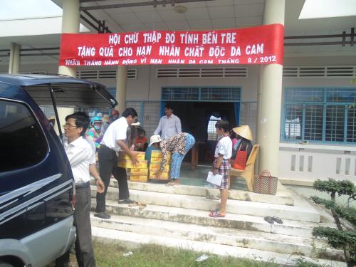 Hội Chữ thập đỏ tỉnh Bến Tre tặng quà cho nạn nhân chất độc da cam