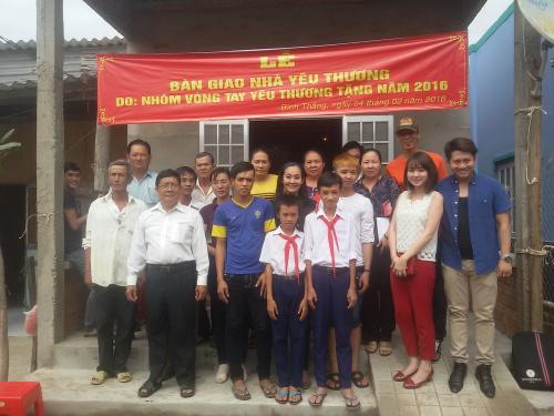 Nhóm Vòng tay yêu thương Thành phố Hồ Chí Minh trao nhà tình thương cho người nghèo Bến Tre