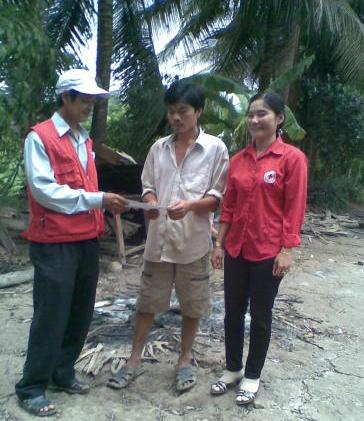 Hội Chữ thập đỏ tỉnh Bến Tre cứu trợ gia đình bị lốc xoáy ngày 01.8.2012