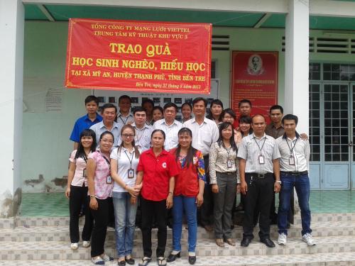 Công ty mạng lưới Viettel trung tâm khu vực 3 TPHCM phối hợp với Hội CTĐ tỉnh-Tặng học bổng, học phẩm cho học sinh nghèo hiếu học tại xã Mỹ An huyện Thạnh Phú