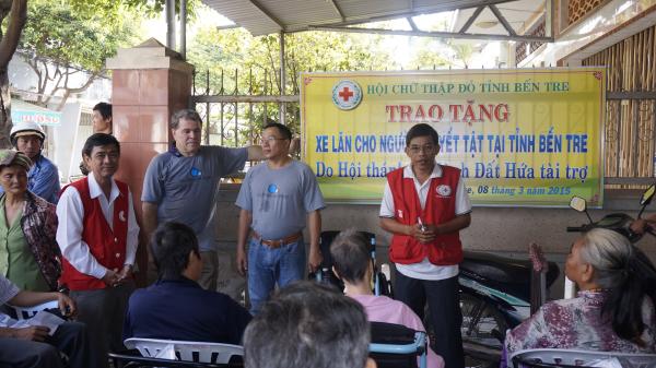 Hội Chữ thập đỏ tỉnh Bến Tre tổ chức tặng 80 xe lăn cho người tàn tật nghèo trong tỉnh