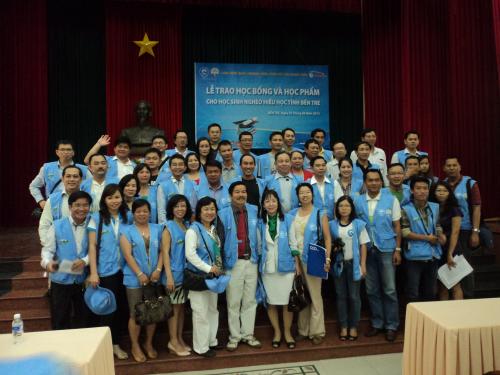 Đoàn Caravan hành trình kết nối doanh nhân tặng học bổng và hoc phẩm cho học sinh nghèo hiếu học hai  huyện Chợ Lách và huyện Châu Thành tỉnh Bến Tre