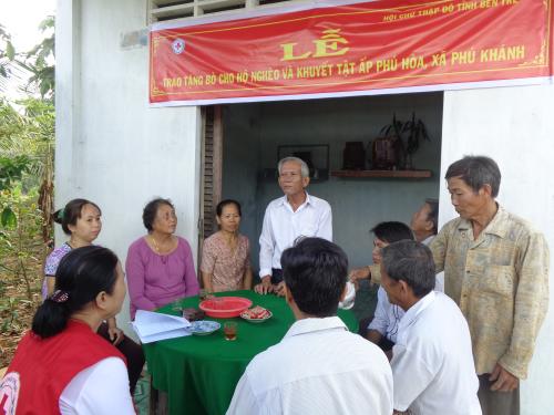 Hội Chữ thập đỏ tỉnh Bến Tre tặng, chuyển giao bò cho hộ nghèo huyện Thạnh Phú