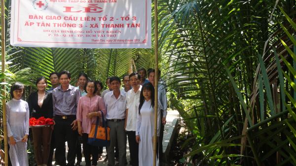Hội Chữ thập đỏ phối hợp với xã Thanh Tân làm lễ khánh thành cầu pe-tong ấp Tân Thông 3