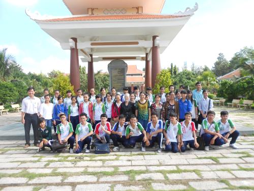Câu lạc bộ Nhân ái thuộc Hội Chữ thập đỏ tỉnh Bến Tre tổ chức tham quan về nguồn cho các em học sinh trường THPT Nguyễn Đình Chiểu Bến Tre