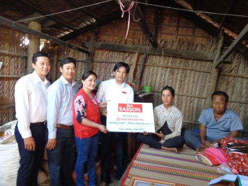 Công ty CPTM Bia Sài Gòn- chi nhánh sông tiền tặng 20.000.000đồng cho hoàn cảnh nghèo, bệnh tật tại xã Tân Xuân huyện Ba Tri