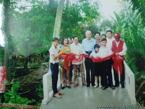 Hội Chữ thập đỏ tỉnh Bến Tre phối hợp với Hội Chữ thập đỏ quận 10 Thành phố Hồ Chí Minh dự lễ bàn giao cầu nông thôn và nhà tình thương tại tỉnh Bến Tre