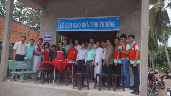 Tổ chức lễ bàn giao nhà tình thương cho hộ nghèo ở xã Tiên Long