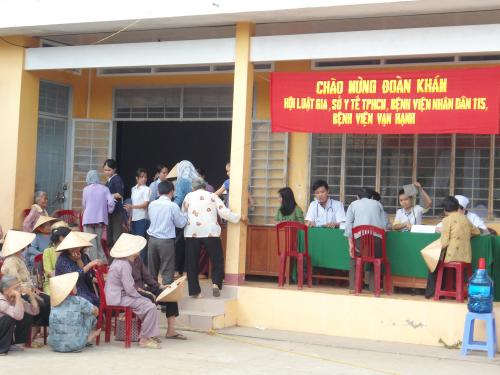Bệnh viện Nhân dân 115 TPHCM khám bệnh, tặng quà cho bà con nghèo xã Thạnh Phú Đông huyện Giồng Trôm