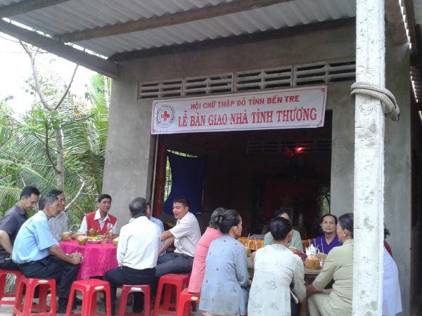 Tổ chức lễ bàn giao 2 căn nhà tình thương của hộ nghèo đặc biêt khó khăn ở xã Phú Mỹ, huyện Mỏ Cày Bắc