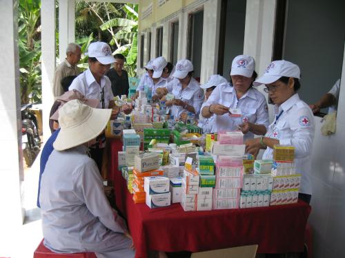 Câu lạc bộ cựu thanh niên HTT khám bệnh tặng quà tại xã Tân Thành Bình