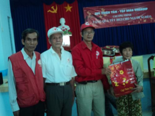 Quỹ Thiện Tâm - Tập đoàn VINGROUP Tặng 1.000 suất quà cho bà con nghèo tại tỉnh Bến Tre