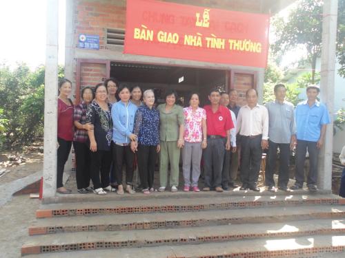 Câu lạc bộ Nhân ái - Hội CTĐ tỉnh tặng nhà tình thương xã Tam Hiệp huyện Bình Đại, tỉnh Bến Tre