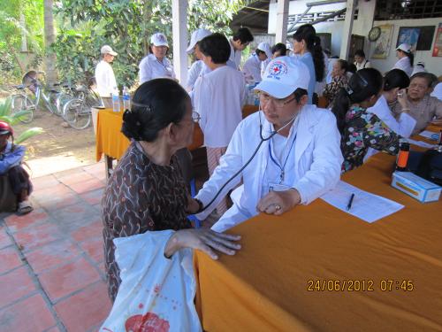 Câu lạc bộ Cựu thanh niên Hồng thập tự khám bệnh và tặng quà tại xã Sơn Phú - Giồng Trôm 