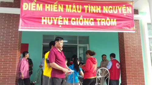 Hội Chữ thập đỏ huyện Giồng Trôm tổ chức tiếp nhận hiến máu tình nguyện tại Trung tâm y tế huyện Giồng Trôm