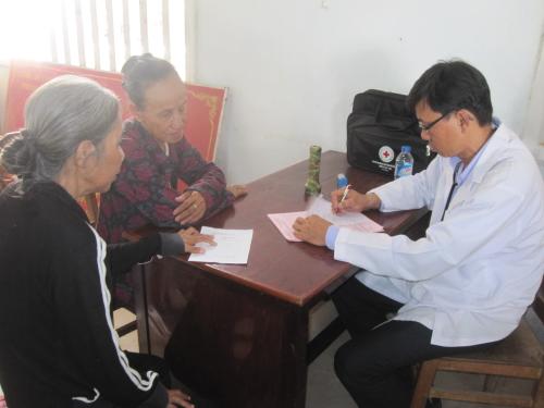 Hội Chữ thập đỏ Bệnh viện Từ Dũ TPHCM khám bệnh, cấp thuốc tặng quà cho người dân xã An Đức huyện Ba Tri