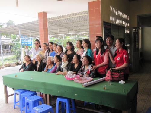 Hội Chữ thập đỏ tỉnh Bến Tre vận động Công ty xây dựng Nguyễn Huy cùng đoàn y, bác sĩ TPHCM về khám bệnh, cấp thuốc cho phụ nữ nghèo huyện Thạnh Phú