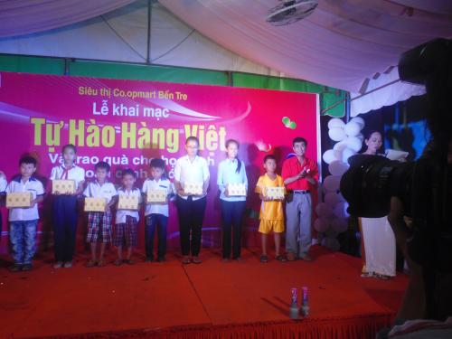 Siêu thị Co.op mart Bến Tre phối hợp Hội CTĐ tỉnh tổ chức tặng học bổng, xe đạp, học phẩm cho học sinh nghèo hiếu học trong tỉnh.