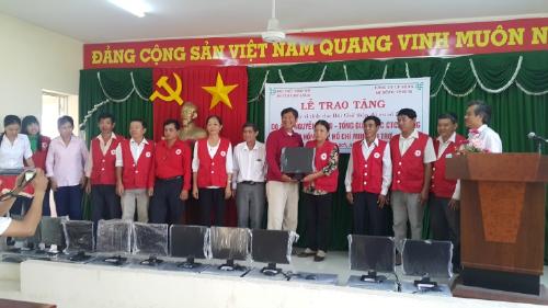 Công ty vàng Mi Hồng TPHCM tặng máy vi tính cho Hội Chữ thập đỏ các xã, thị trấn huyện Chợ Lách
