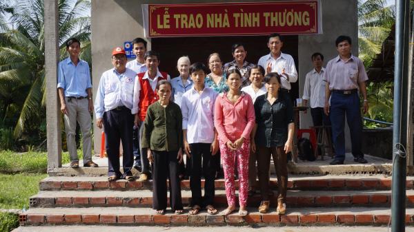 Câu lạc bộ Nhân ái tặng nhà tình thương cho hộ nghèo ở xã Tân Thanh Tây 