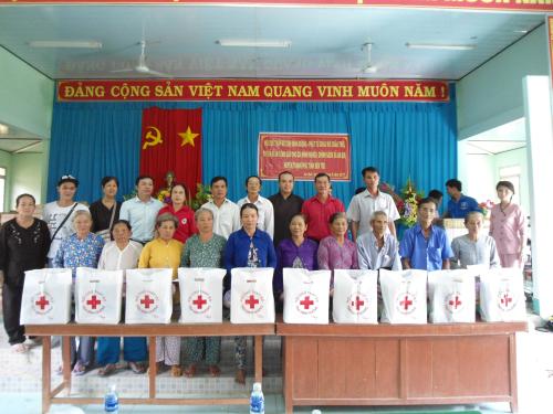 Hội CHữ thập đo tỉnh Bình Đương tặng 200 suất quà cho hộ nghèo tại Bến Tre
