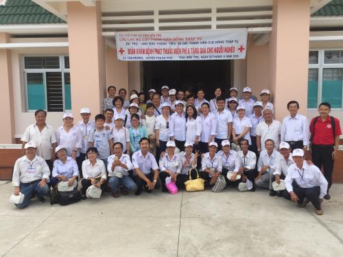Hội Chữ thập đỏ tỉnh Bến Tre tổ chức khám bệnh, cấp thuốc tặng quà cho người nghèo xã Tân Phong huyện Thạnh Phú